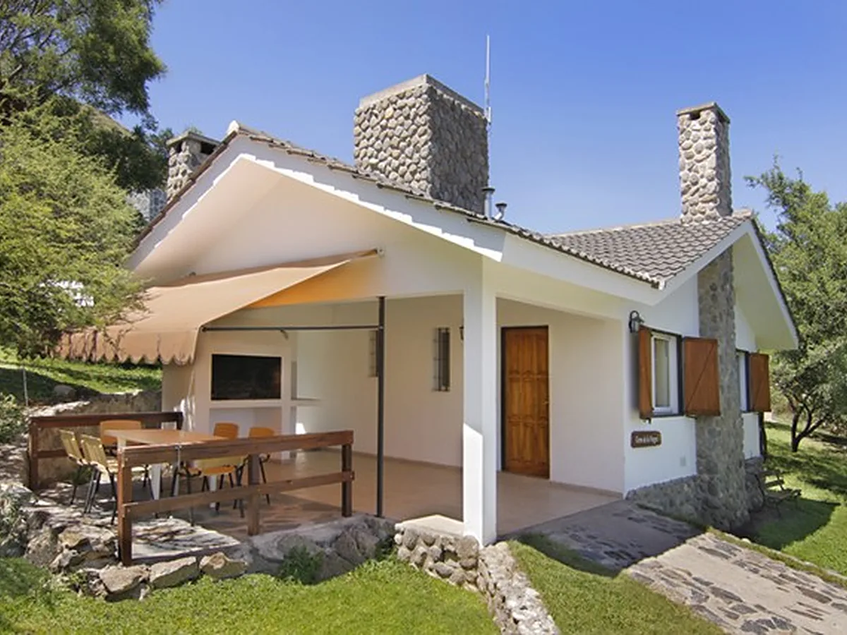 Cabaña de Mis Montañas con su deck y asador, Cabañas Mis Montañas, Villa General Belgrano