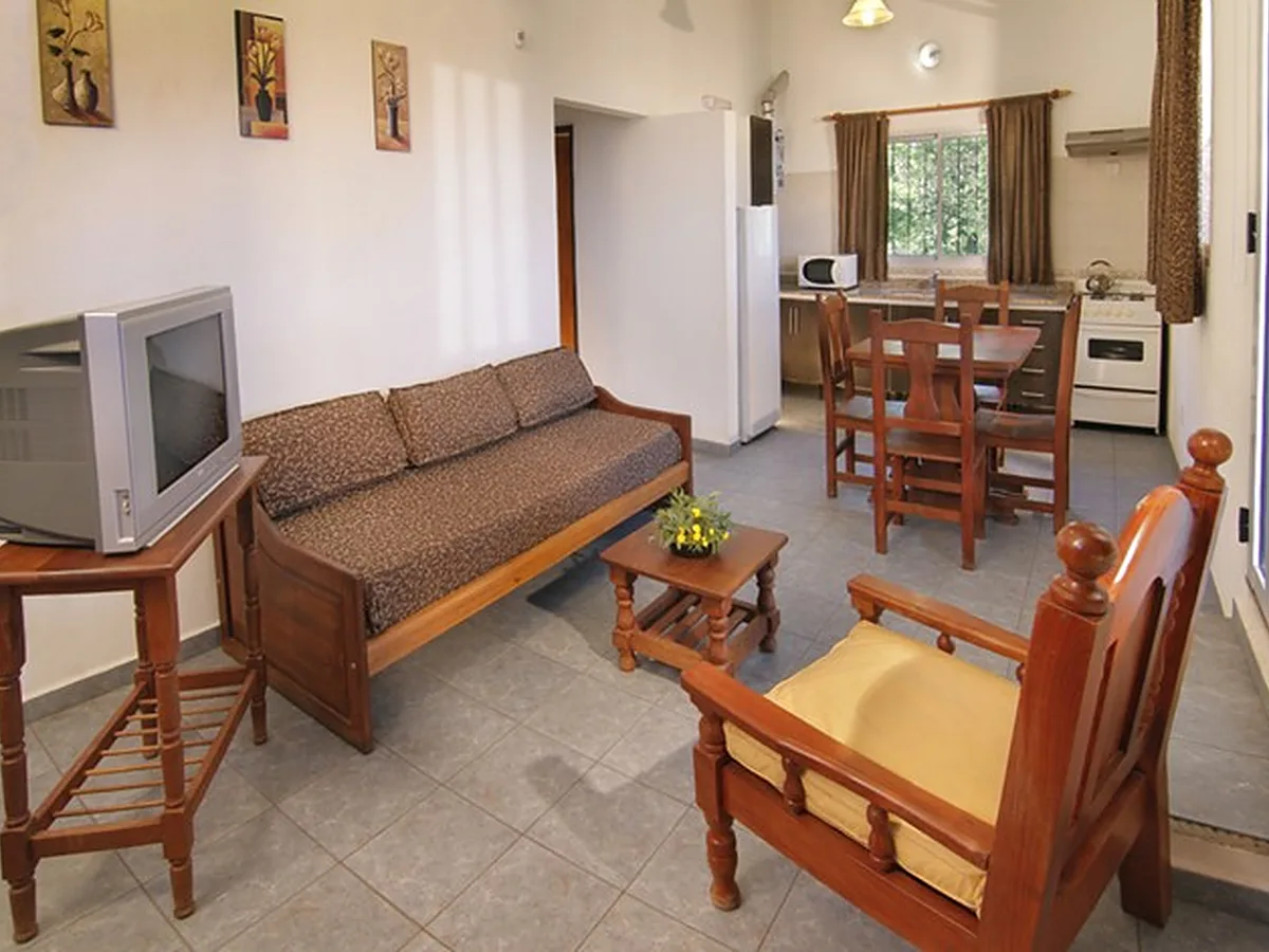 Living comedor de la cabaña con vista a las sierras, Cabañas Mis Montañas, Villa General Belgrano