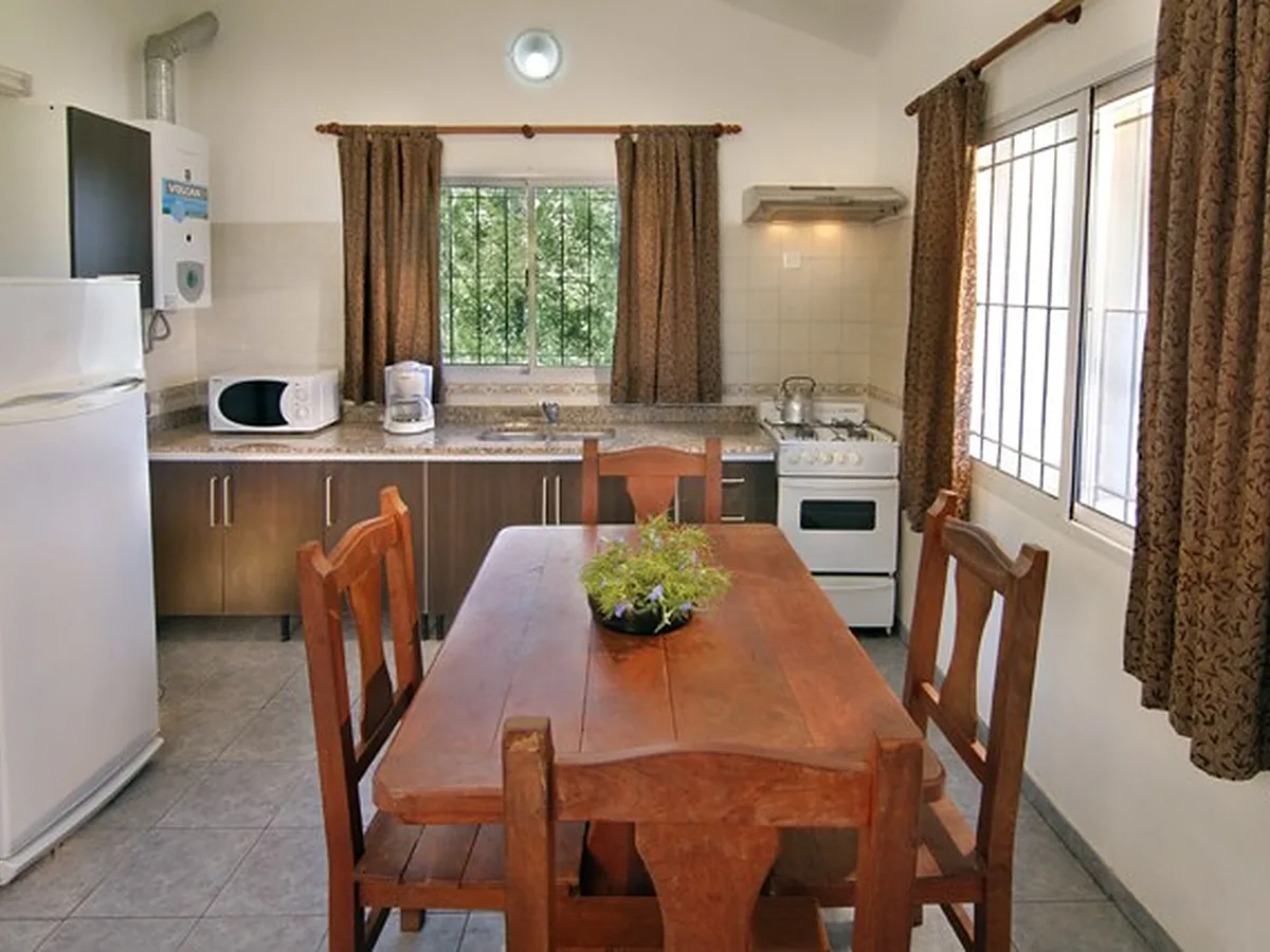 Cocina comedor equipada de la cabaña, Cabañas Mis Montañas, Villa General Belgrano