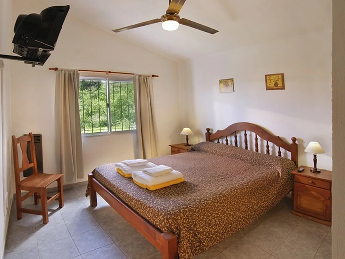 Dormitorio matrimonial de la cabaña, Cabañas Mis Montañas, Villa General Belgrano