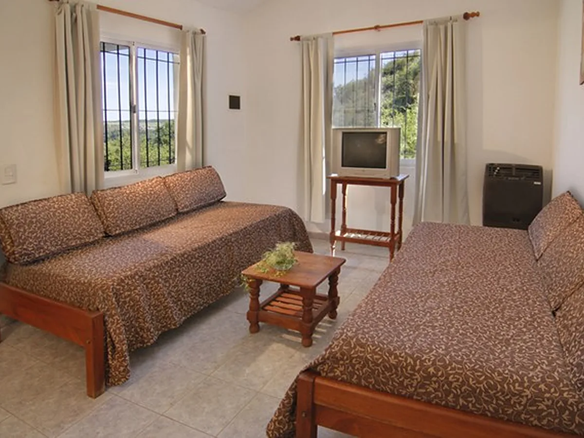 Living con sillones y comedor, Cabañas Mis Montañas, Villa General Belgrano