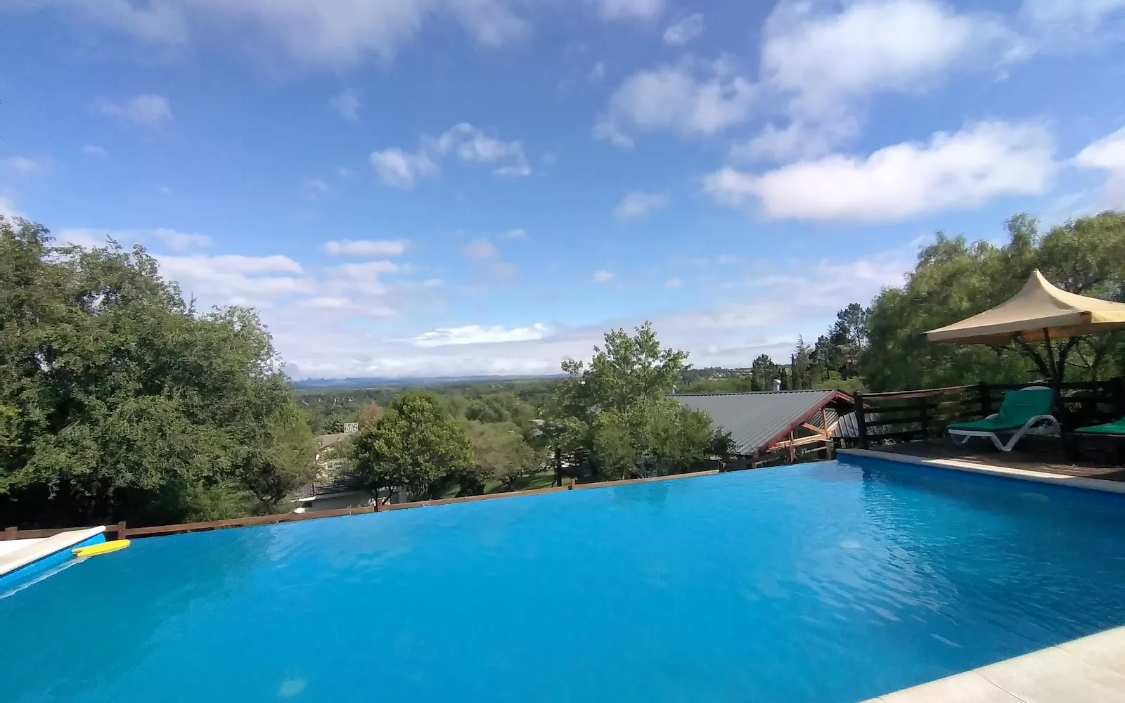 Pileta panorámica de Cabañas Mis Montañas frente a las sierras de Villa General Belgrano
