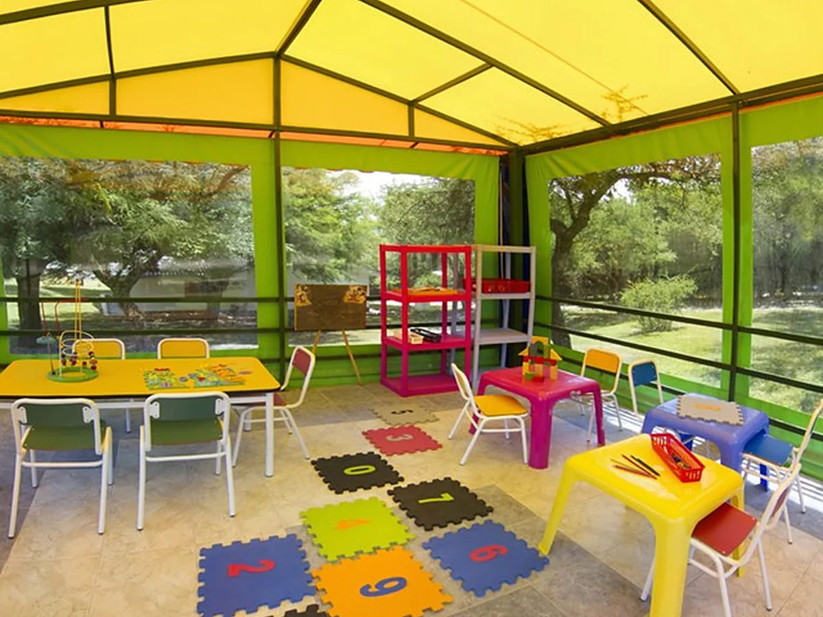 Sala de juegos cubierta para chicos