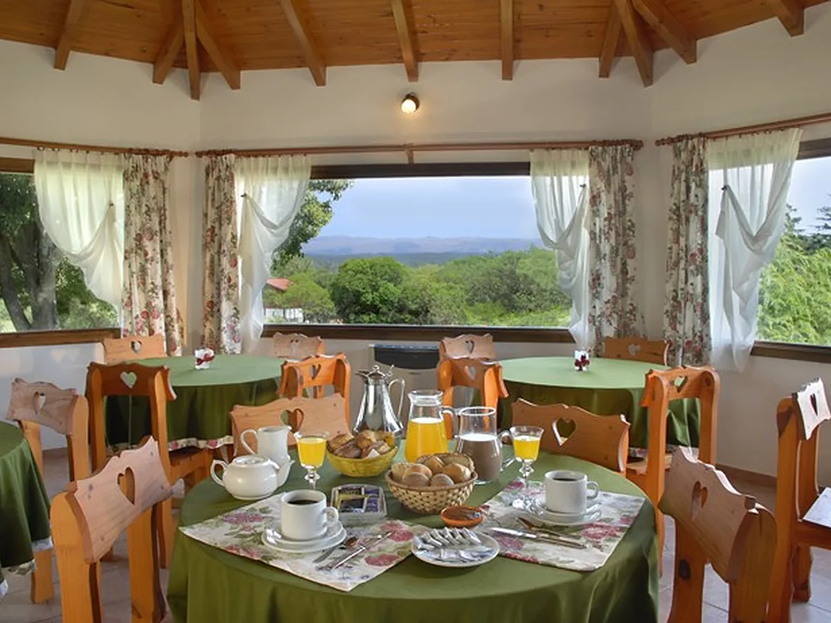 Salón con ventanales y vista a las sierras