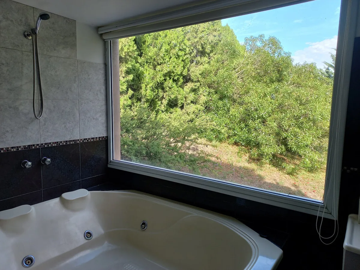 Hidromasaje de la suite con ventanal al monte, Cabañas Mis Montañas, Villa General Belgrano