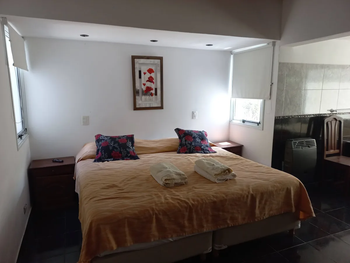 Dormitorio de la suite con cama matrimonial, Cabañas Mis Montañas, Villa General Belgrano