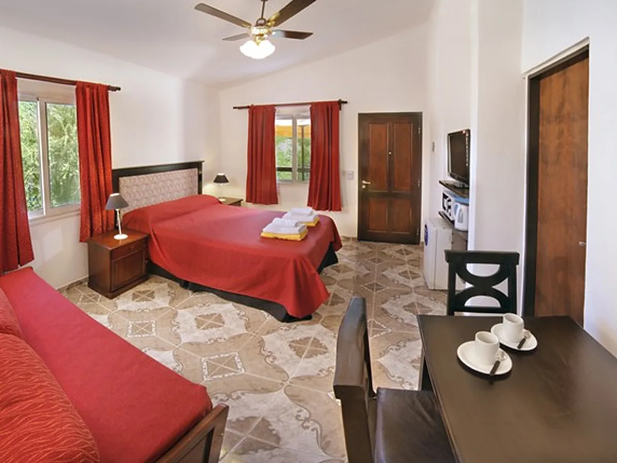 Suite con living y cama matrimonial, Cabañas Mis Montañas, Villa General Belgrano