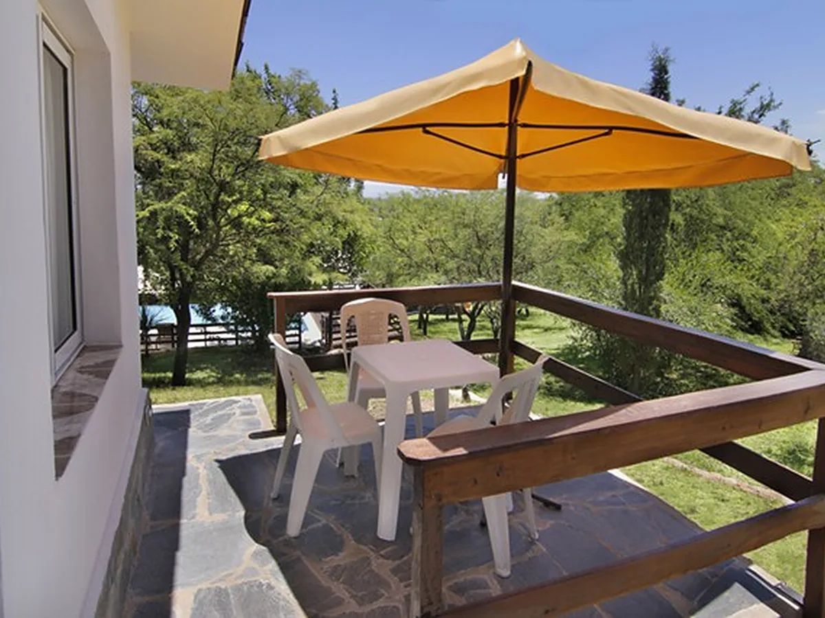 Deck de la suite con sombrilla y vista, Cabañas Mis Montañas, Villa General Belgrano